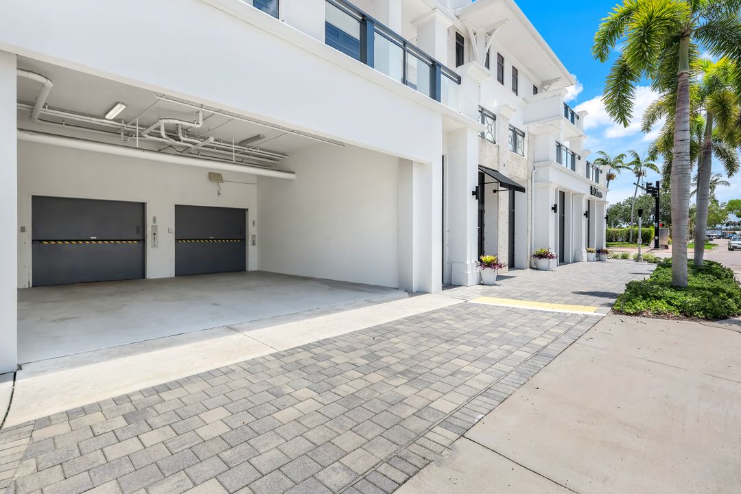 875 6th Ave S #303, Naples, FL 34102