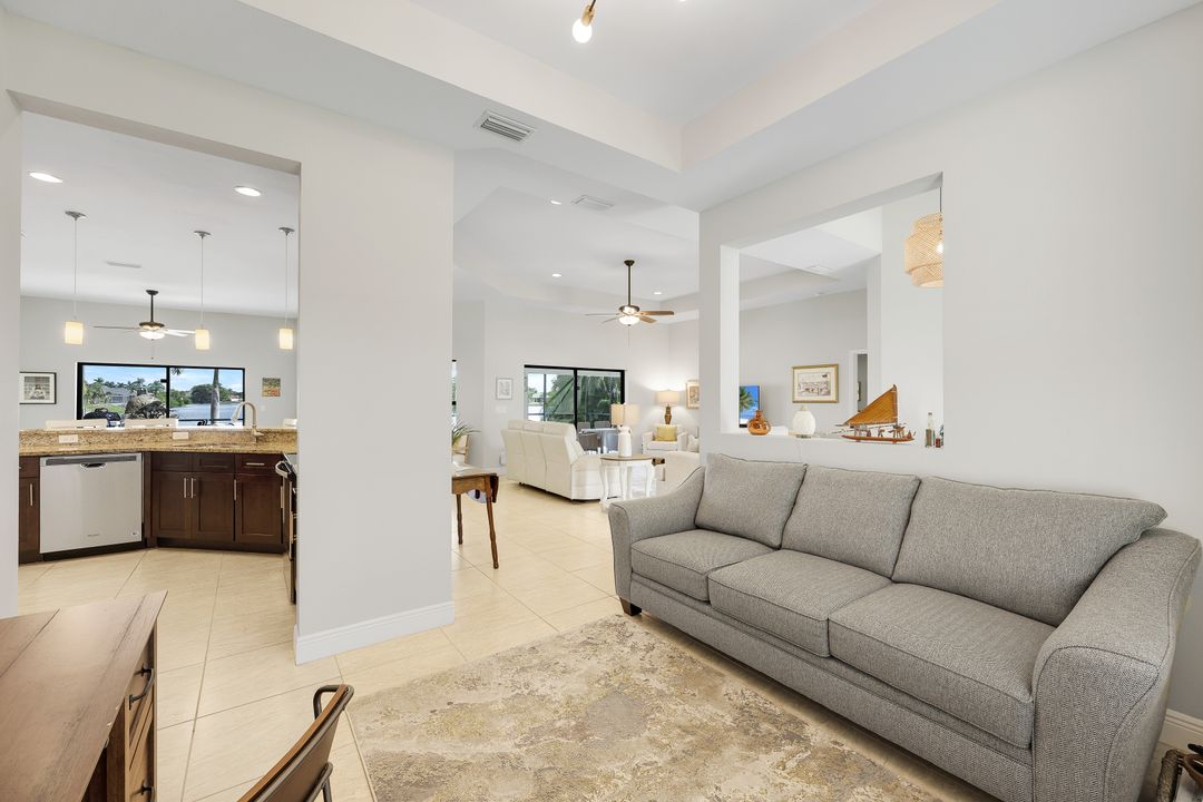 401 NE 19th Pl, Cape Coral, FL 33909