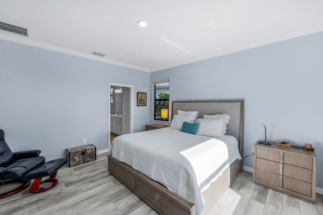 9445 Glenforest Dr, Naples, FL 34120