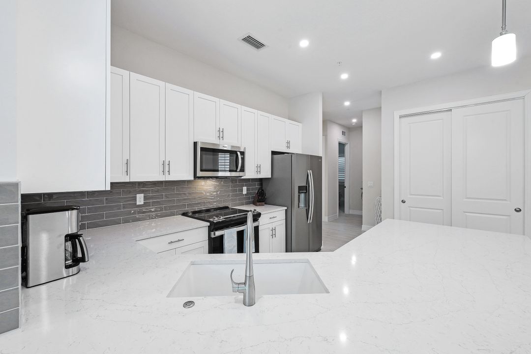 250 Indies Dr E  #202, Naples, FL 34114