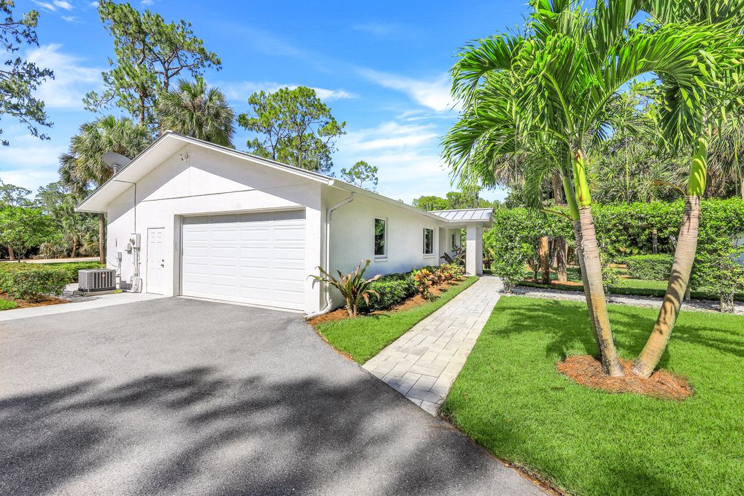 6010 Standing Oaks Ln, Naples, FL 34119