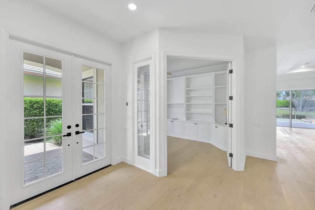 9209 Troon Lakes Dr, Naples, FL 34109