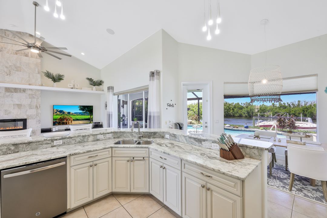 3724 Surfside Blvd, Cape Coral, FL 33914