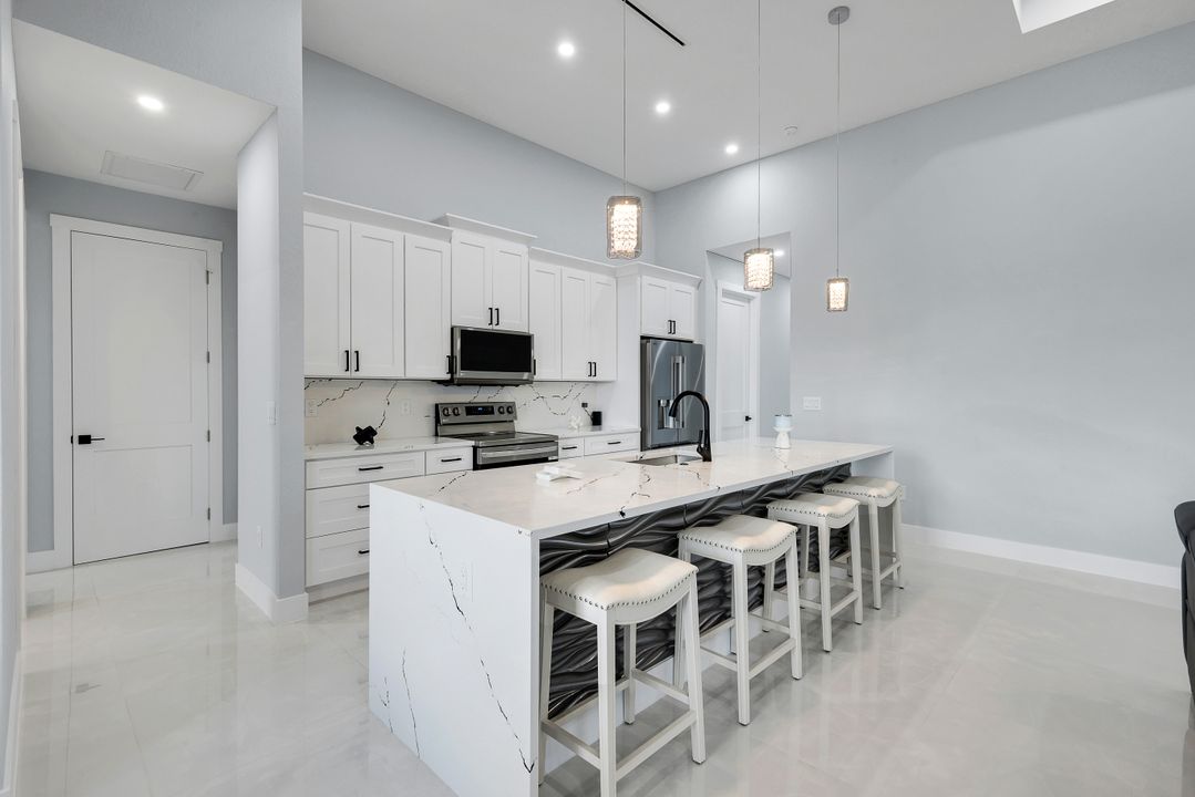 313 NE 5th St, Cape Coral, FL 33990