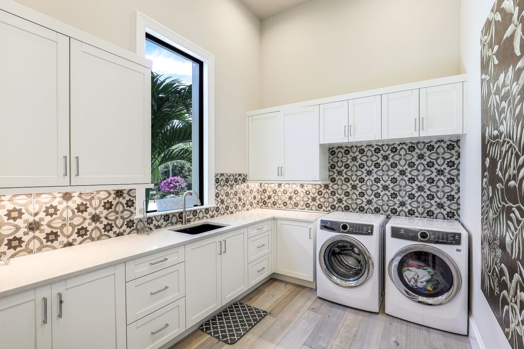 125 Caribbean Rd, Naples, FL 34108