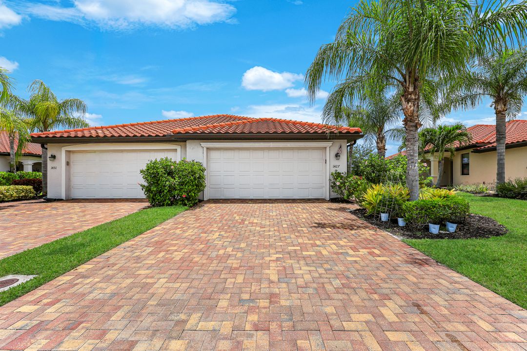 1427 Oceania Dr, Naples, FL 34113