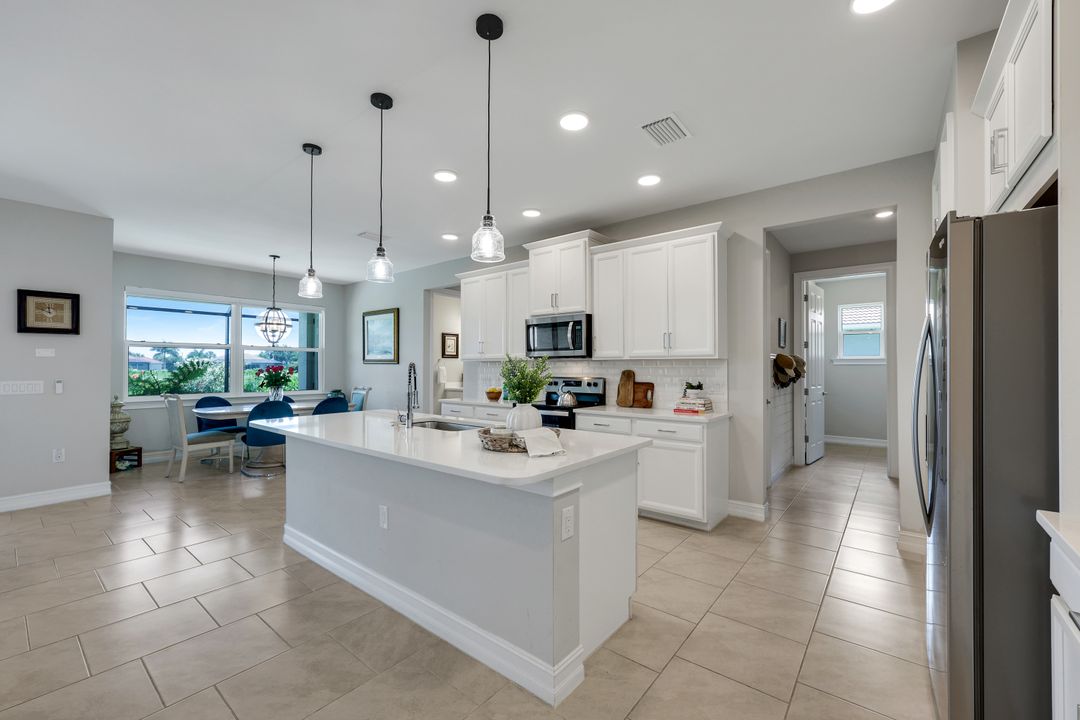 18725 Lake Hammock Dr, Naples, FL 34114