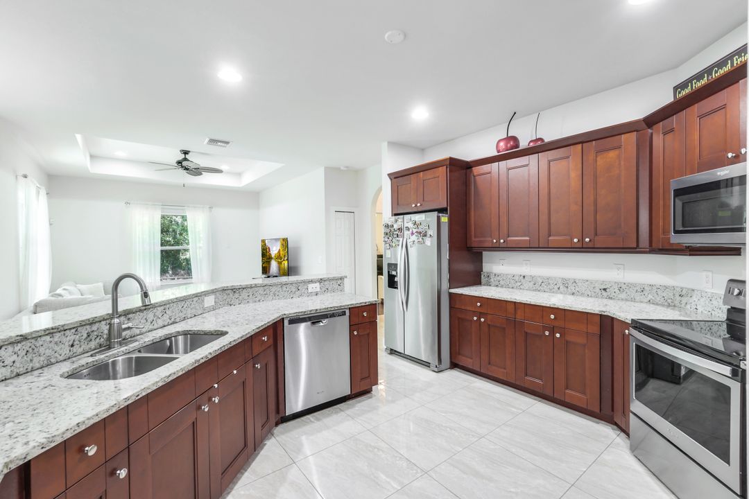 575 12th Ave NW, Naples, FL 34120