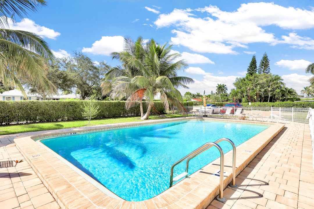 2000 Alamanda Dr #104, Naples, FL 34102