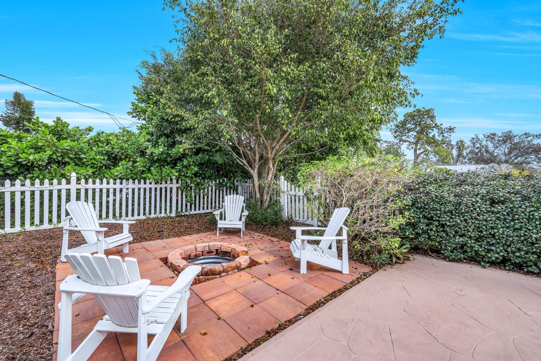 289 Burning Tree Dr, Naples, FL 34105