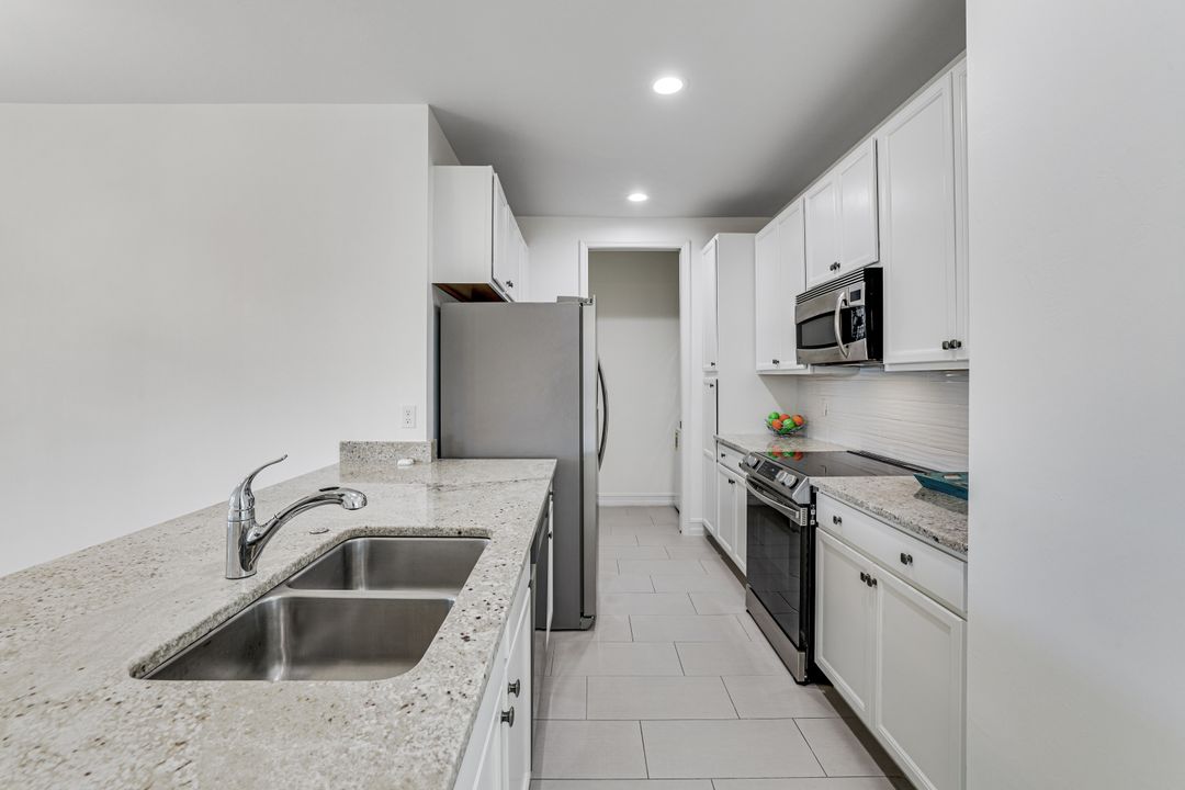 7918 Bristol Cir, Naples, FL 34120