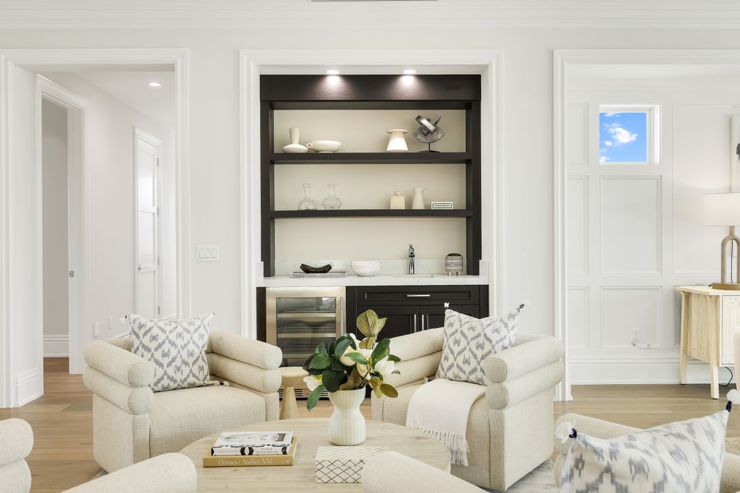 726 Riviera Dr, Naples, FL 34103