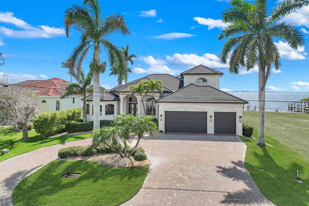 1028 Dolphin Dr, Cape Coral, FL 33904