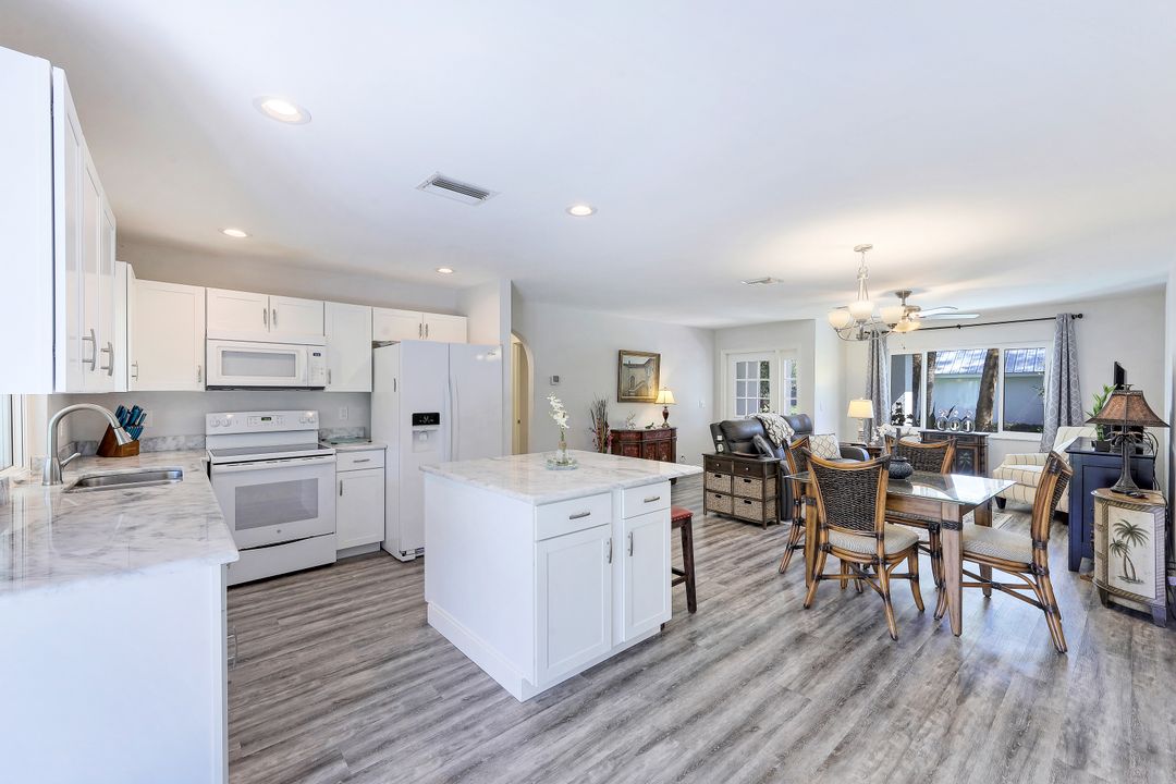 6010 Standing Oaks Ln, Naples, FL 34119