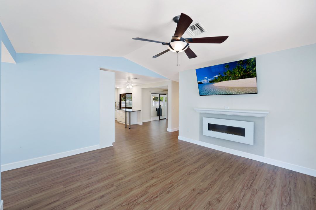 825 93rd Ave N, Naples, FL 34108