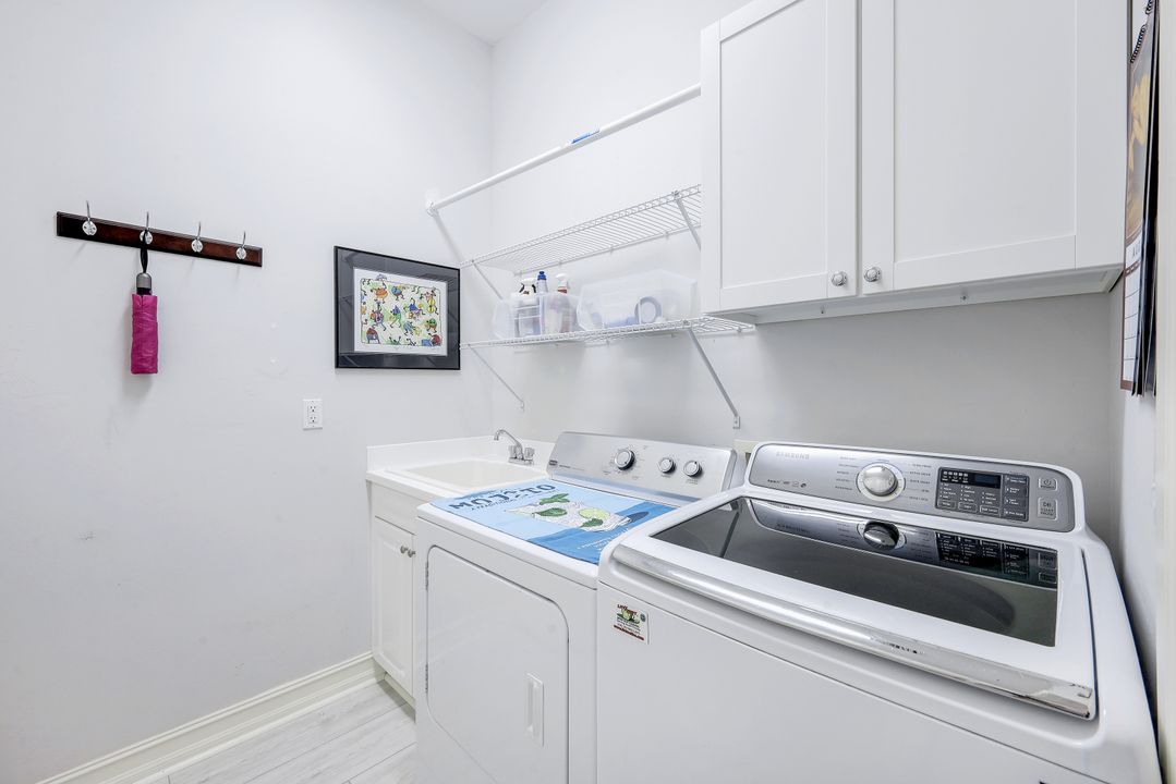 6053 Dogleg Dr, Naples, FL 34113