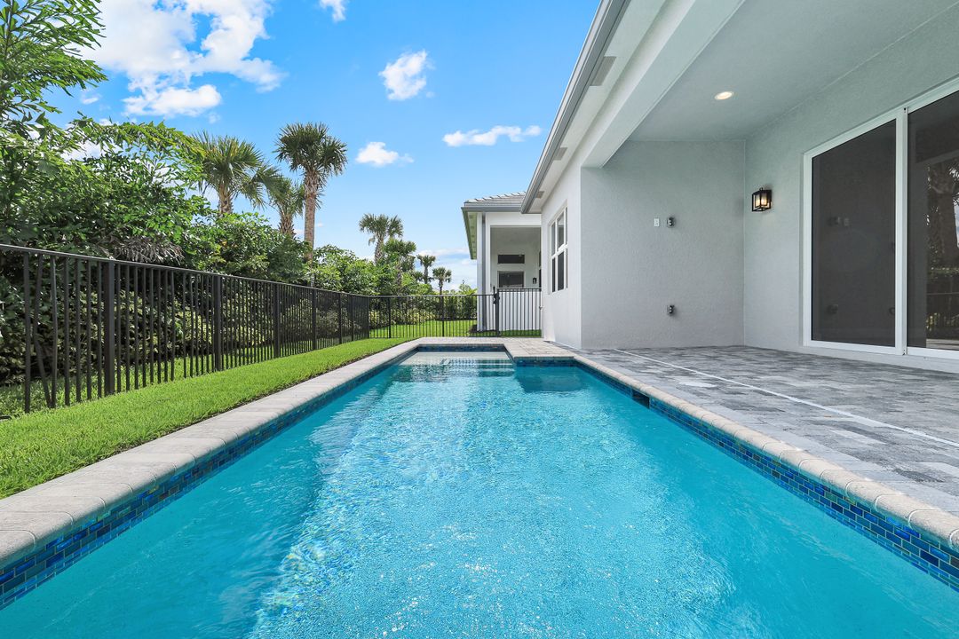 2741 Durham Cir, Naples, FL 34112