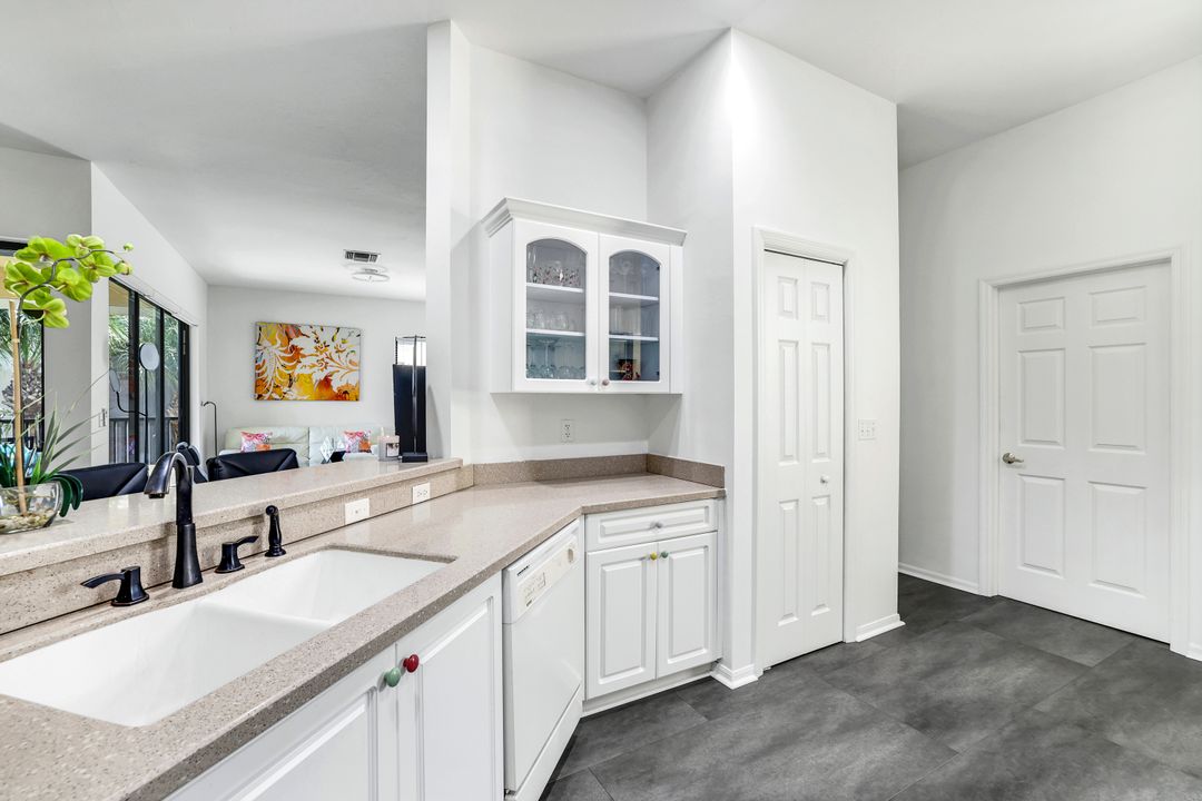 178 Vintage Cir # M-202, Naples, FL 34119