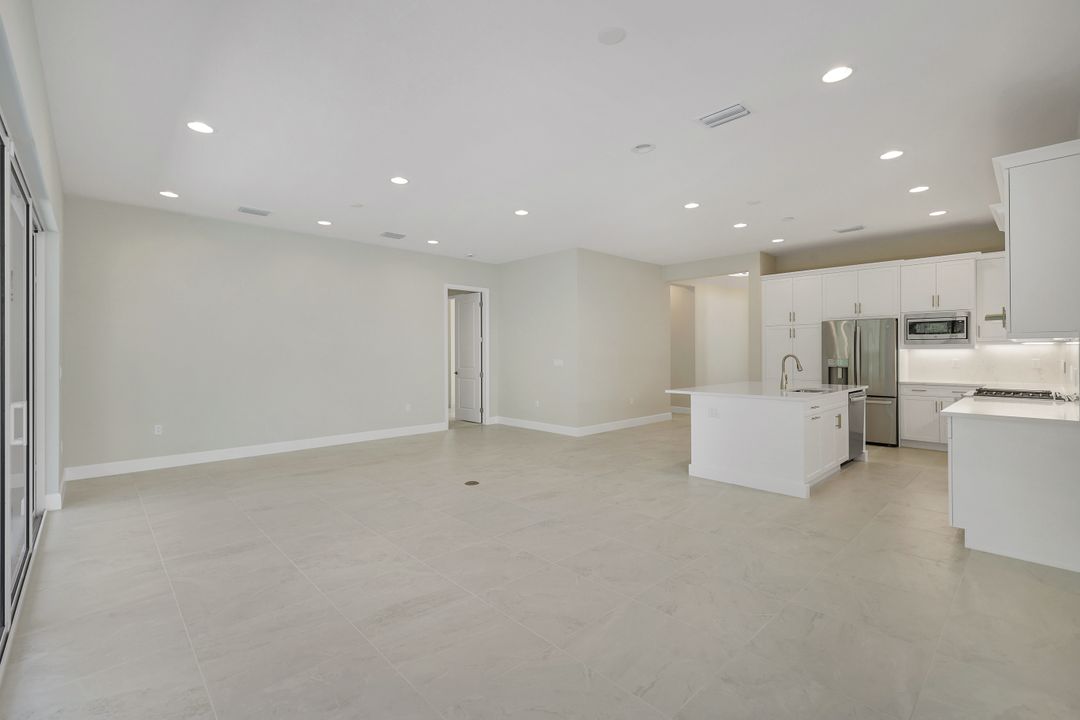 2565 Kingfisher Dr, Naples, FL 34112