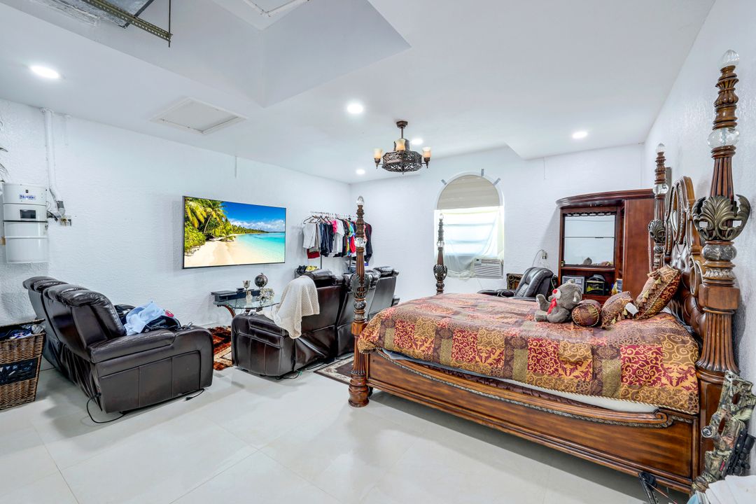 221 10th St SE, Naples, FL 34117