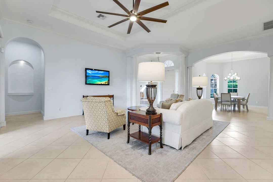 5799 Hammock Isles Dr, Naples, FL 34119