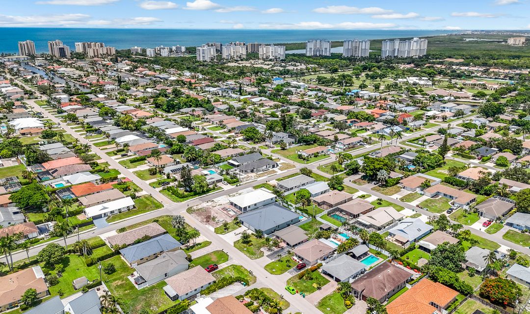 605 107th Ave N, Naples, FL 34108
