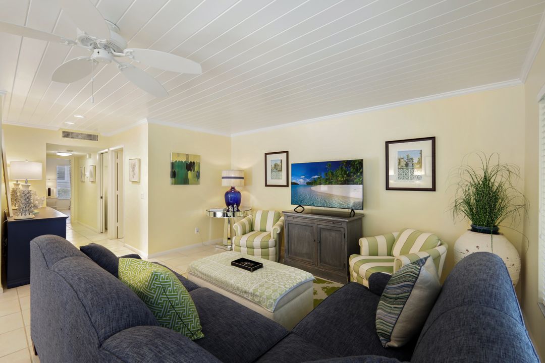 286 4th St S, Naples, FL 34102