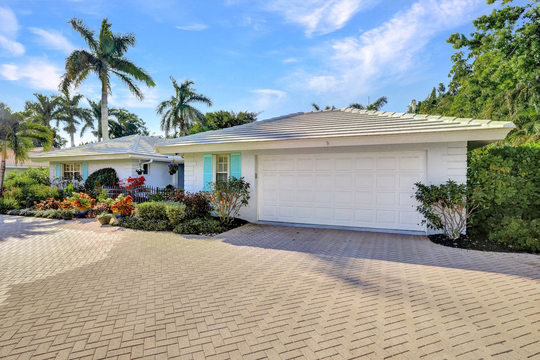 735 Old Trail Dr, Naples, FL 34103