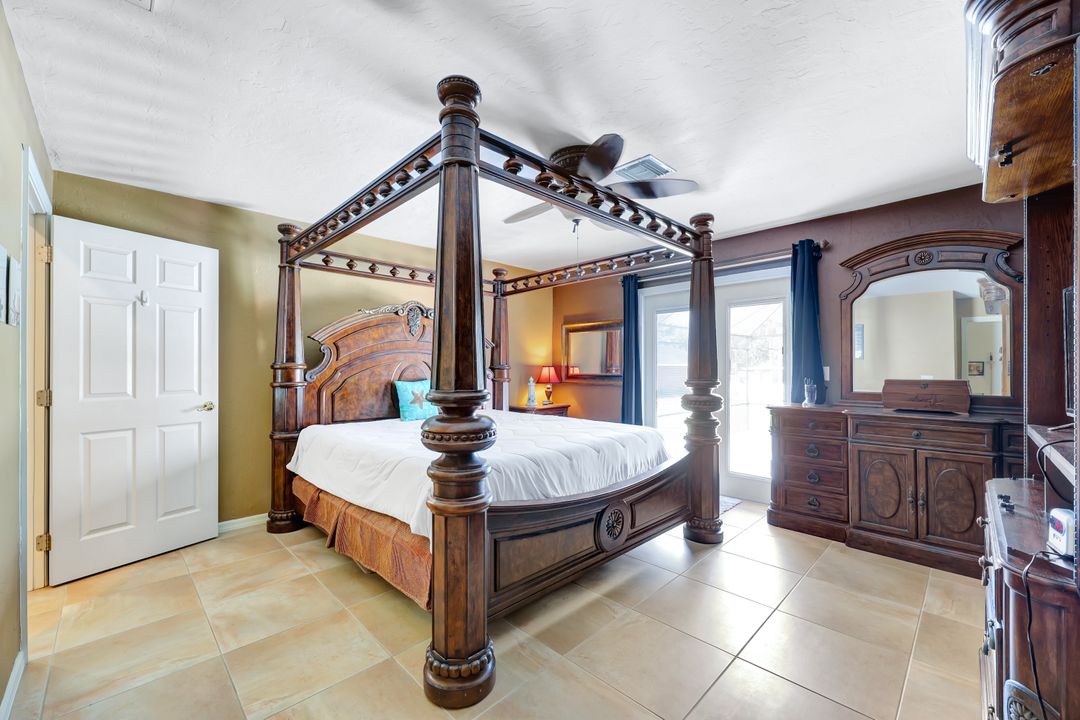 360 16th Ave NW, Naples, FL 34120