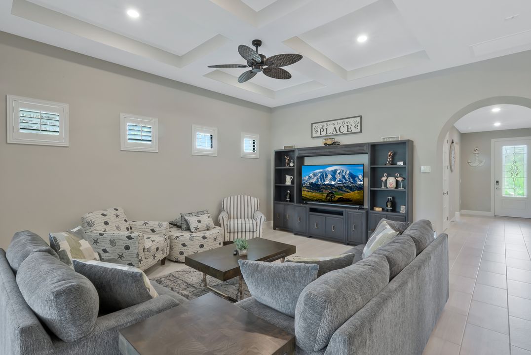 9640 Everglades Dr, Naples, FL 34120