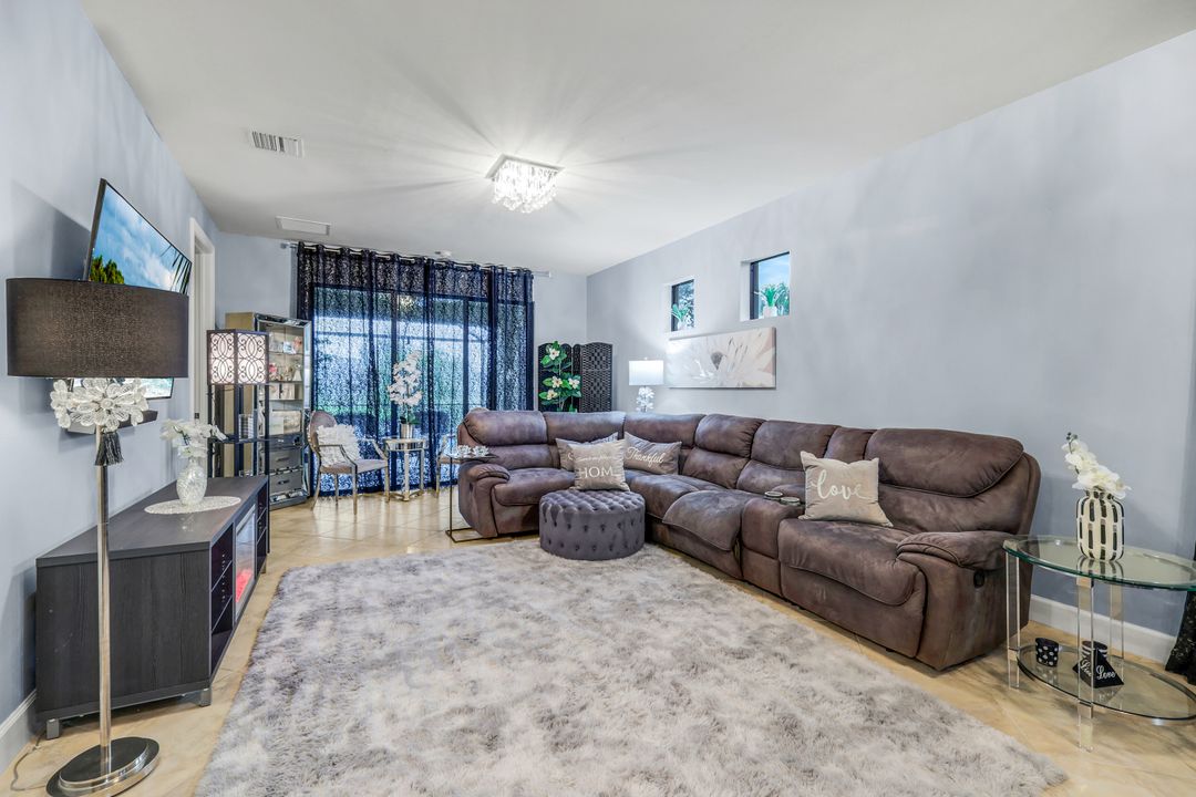 7659 Jacaranda Ln, Naples, FL 34114