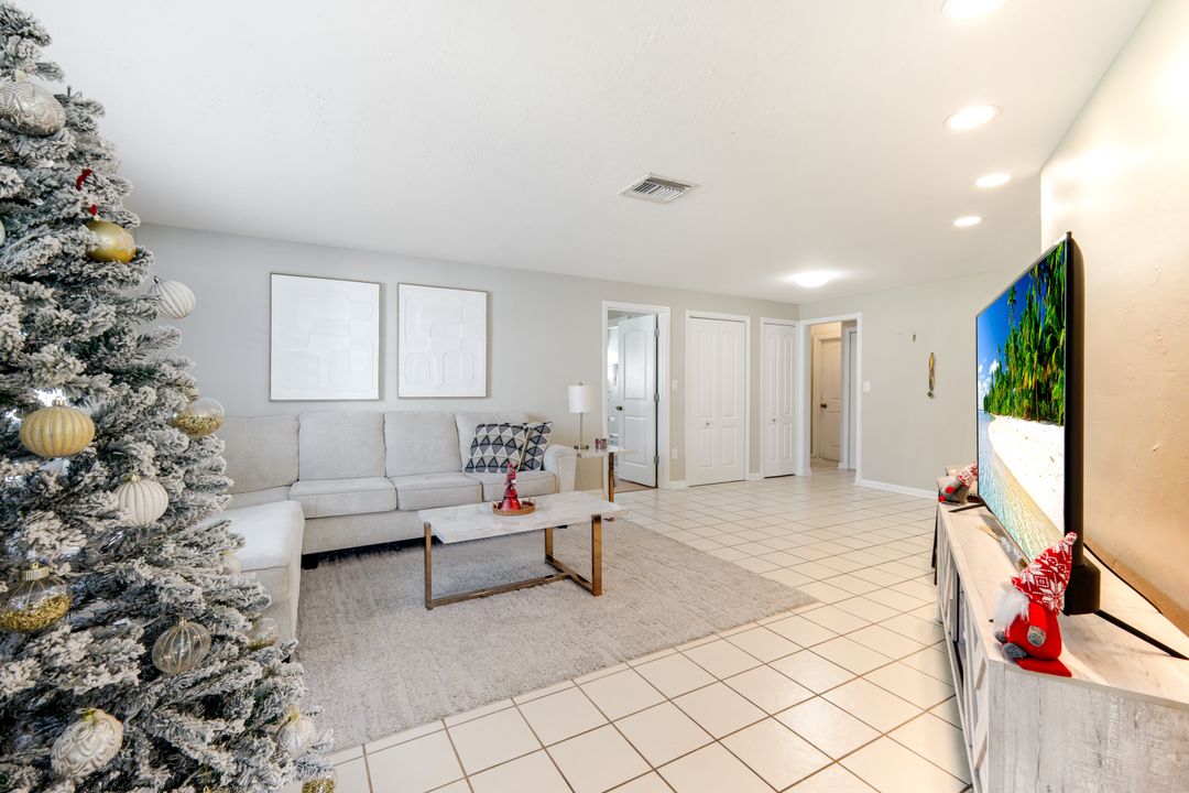 5203 Selby Dr, Fort Myers, FL 33919