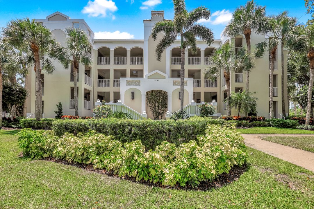 7741 Pebble Creek Cir #302, Naples, FL 34108