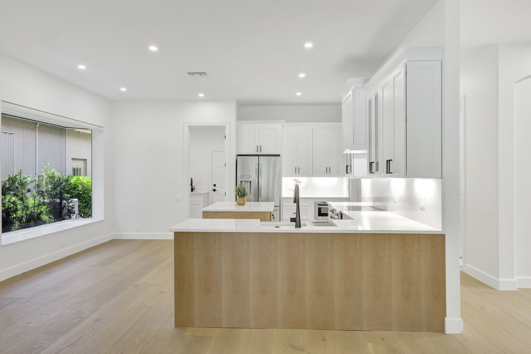 9209 Troon Lakes Dr, Naples, FL 34109