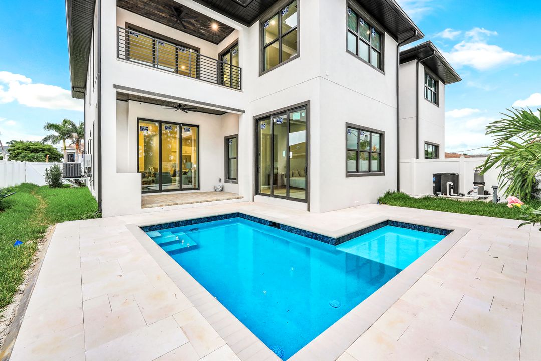 524 103rd Ave N, Naples, FL 34108