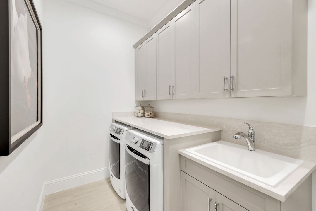 8825 Yucatan Ct, Naples, FL 34112