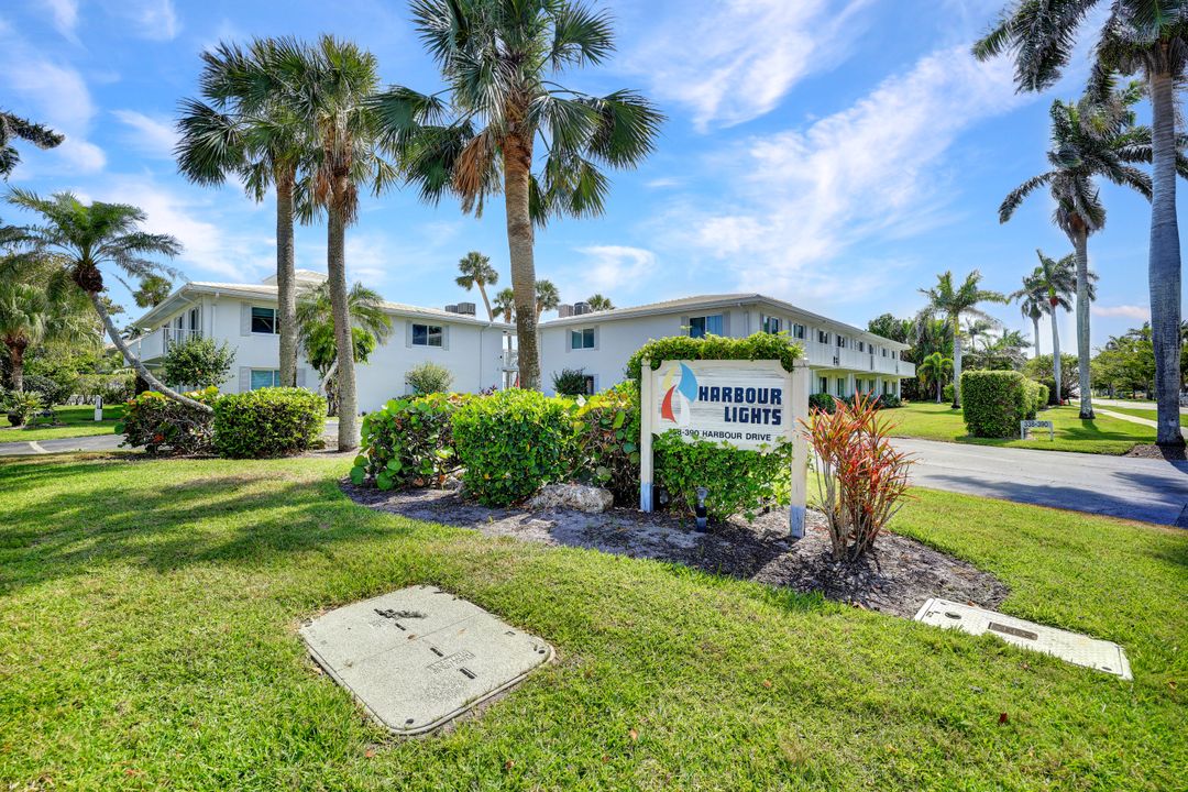 386 Harbour Dr, Naples, FL 34103