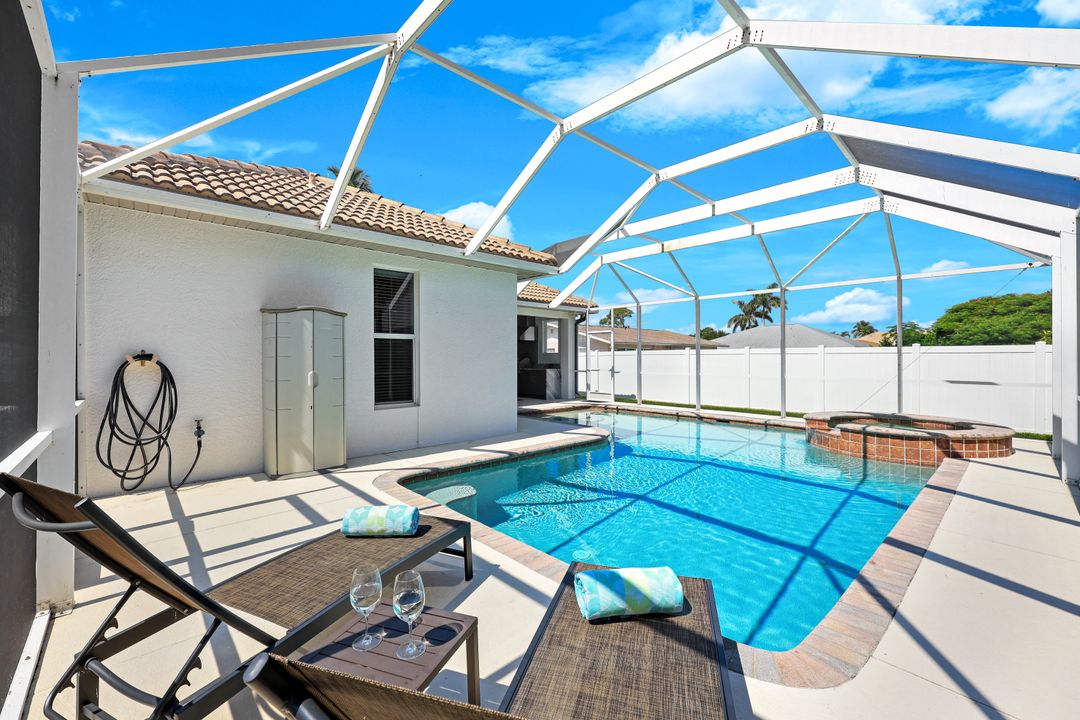587 97th Ave N, Naples, FL 34108