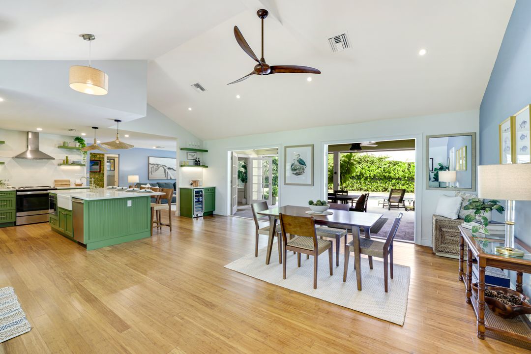 2319 Queens Way, Naples, FL 34112