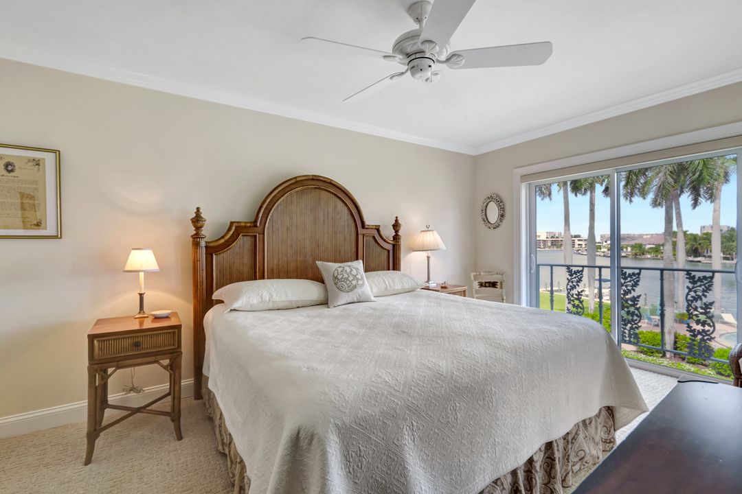 383 Harbour Dr #304, Naples, FL 34103