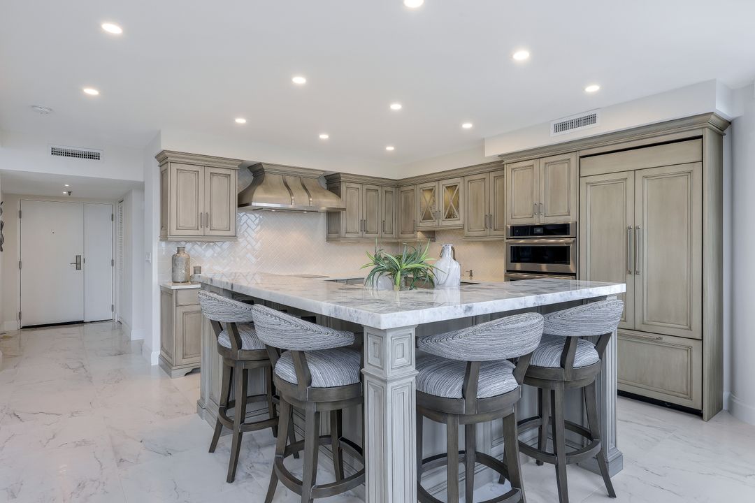 4041 Gulf Shore Blvd N #PH-6, Naples, FL 34103