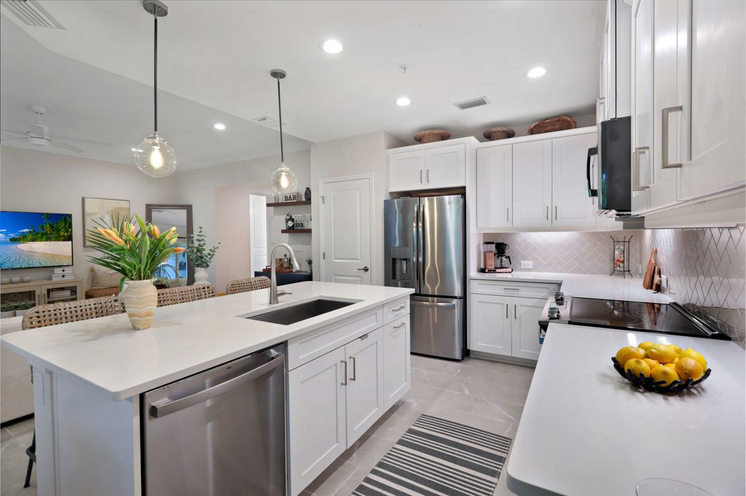 2542 Seychelles Dr #702, Naples, FL 34112
