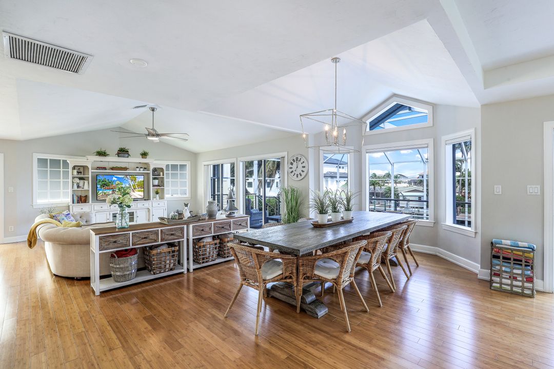 437 Tradewinds Ave, Naples, FL 34108