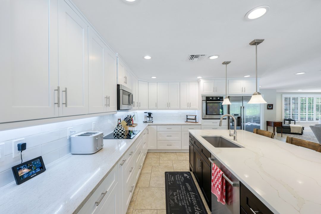 725 Old Trail Dr, Naples, FL 34103
