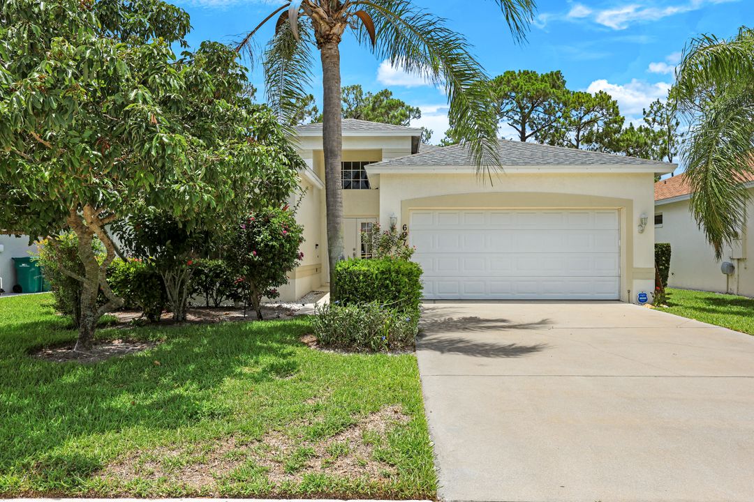 697 Crossfield Cir, Naples, FL 34104