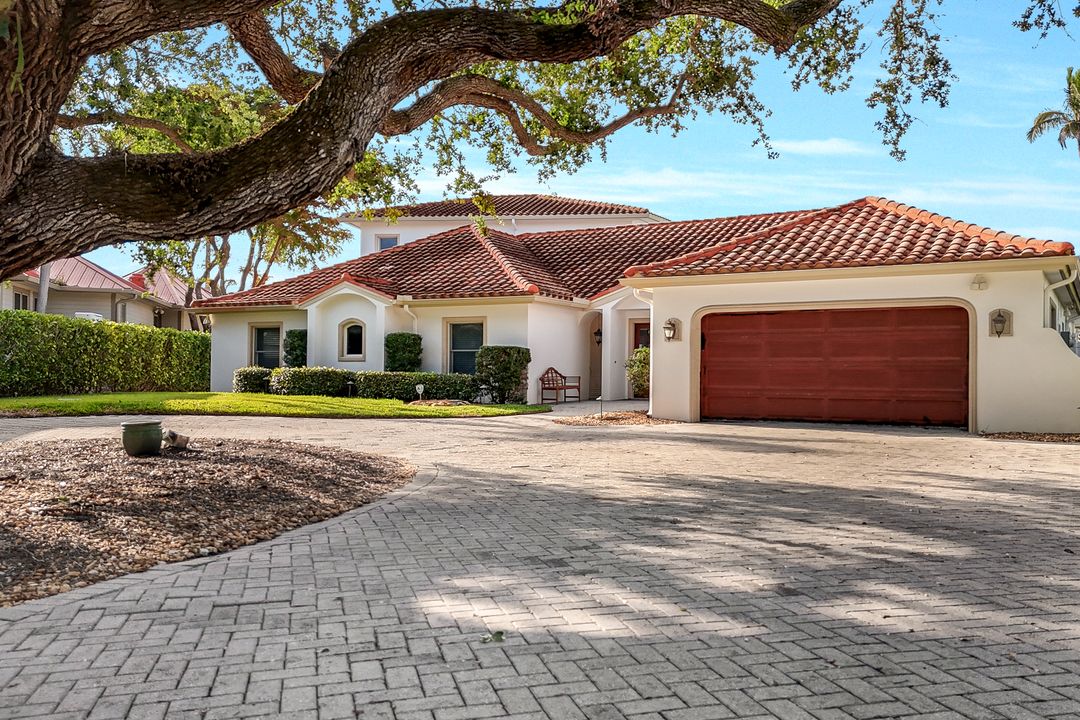 350 Bowline Bend, Naples, FL 34103