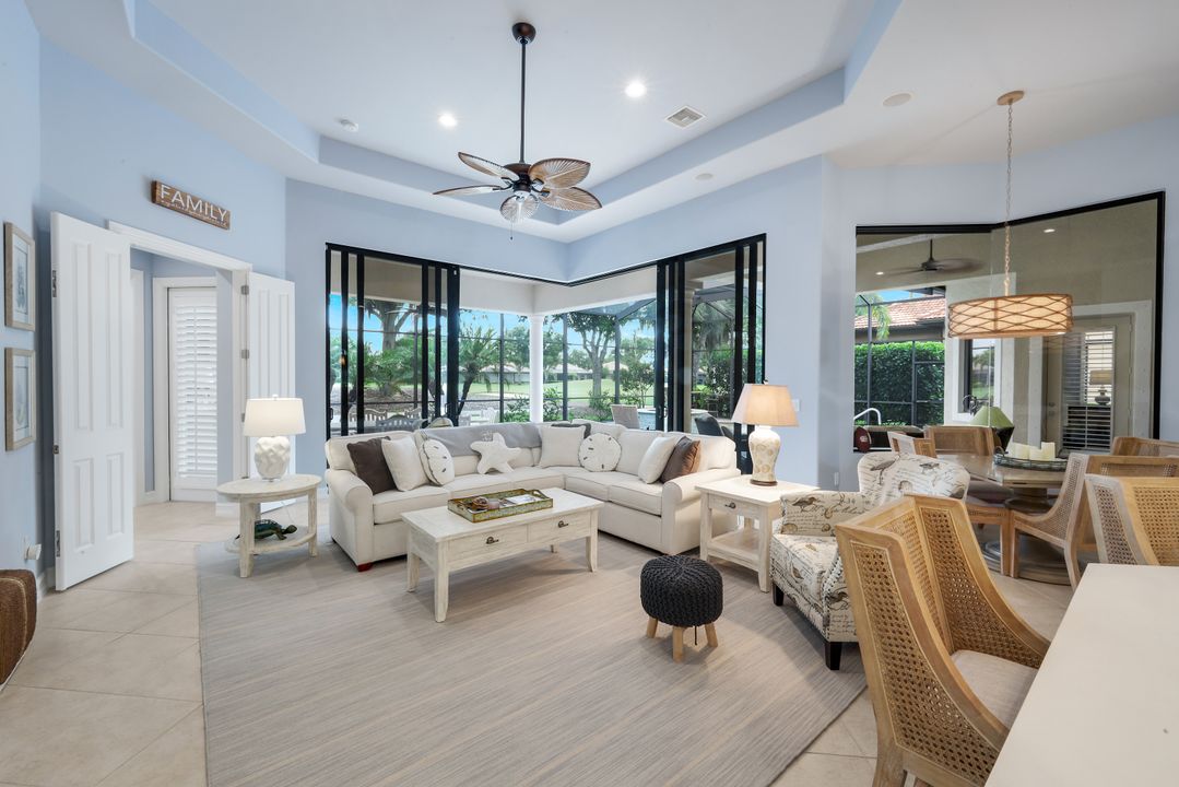 9002 Shenendoah Cir, Naples, FL 34113