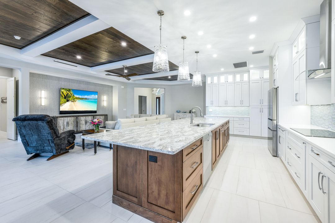 451 Saddlebrook Ln, Naples, FL 34110