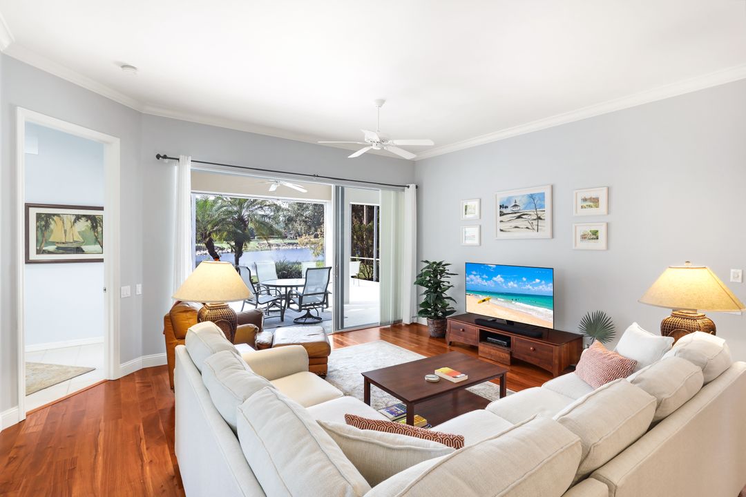 462 Preswick Ln, Naples, FL 34120