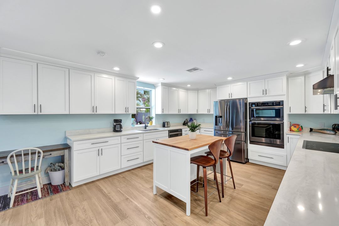 2631 Riverview Dr, Naples, FL 34112